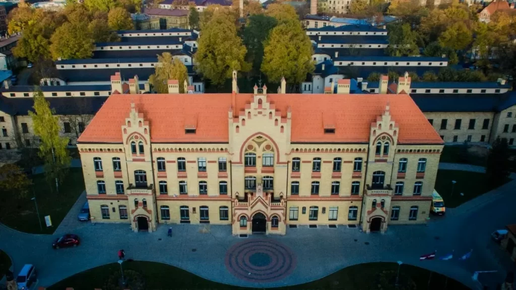 1. Slimnīca