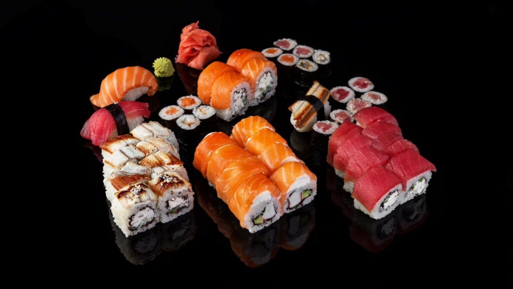 vairāka veida sushi uz galda