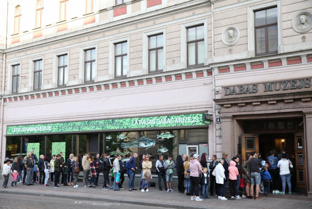 cilvēki stāv rindā uz muzeju