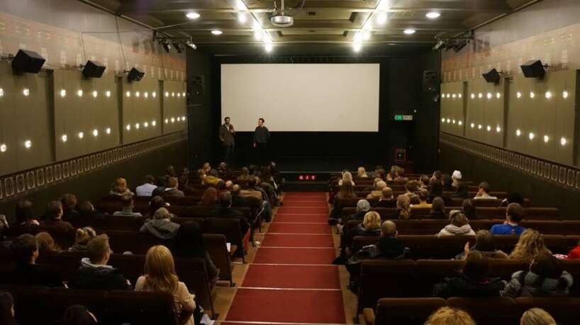 kino zāle ar cilvēkiem