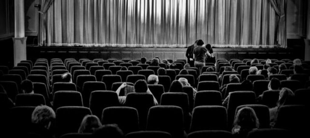 kino zāle ar cilvēkiem